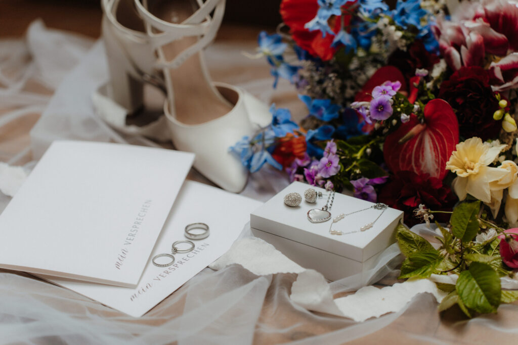 Detail Bilder vom Brautstrauß , Eheringe, Schmuck und Schuhe für eine Hochzeit in Marburg